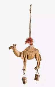 DEKORACJA ZAWIESZKA CAMEL Z DZWONECZKAMI MADAM STOLTZ 